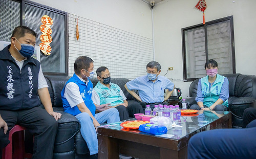 鍾東錦北上合體柯Ｐ 徐定禎酸：只是各取所需的「黑白配」！