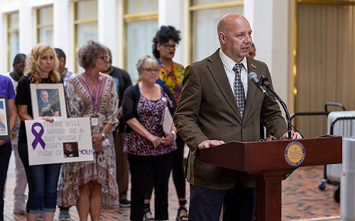 有「死忠」的就夠了！美這州長候選人只與支持者造勢 還拒絕主流媒體採訪