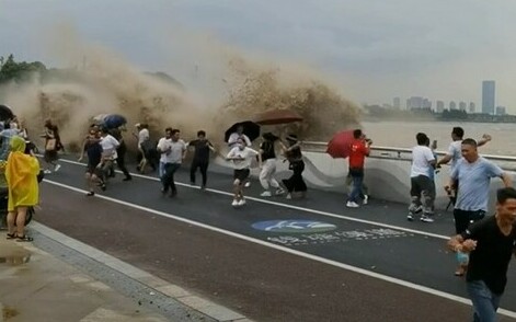 (影) 跑給大浪追! 農曆8月18錢塘江最大潮 人潮湧至 交通混亂無人機亂飛