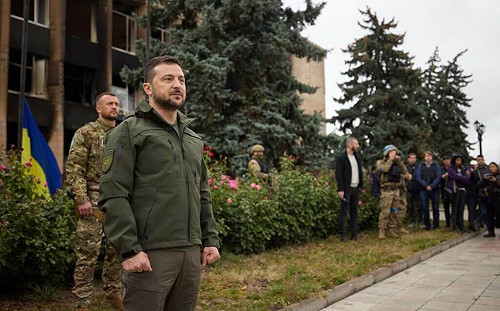從俄羅斯手中收復伊久姆重新升起烏克蘭國旗 澤連斯基親臨詠唱國歌