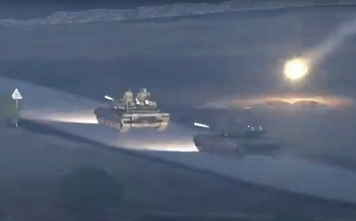 (影) 真實俄烏戰場? 遊戲畫面? 整排裝甲車遭導彈襲擊 火光四濺