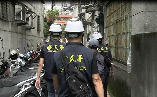 拂曉出擊！移民署北市專勤隊查獲34名非法外籍人士
