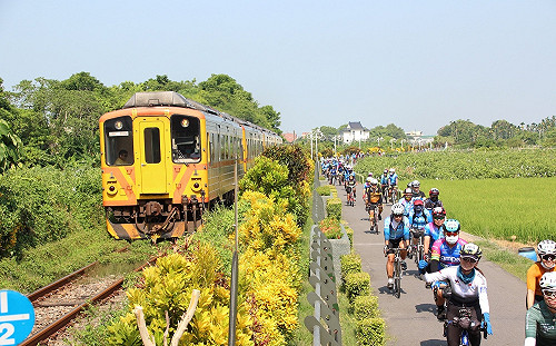 騎著單車追火車 500車友暢遊三經典小鎮36公里