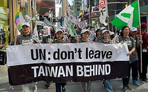 站在紐約街頭為台灣奮戰 范雲巧遇國中同學