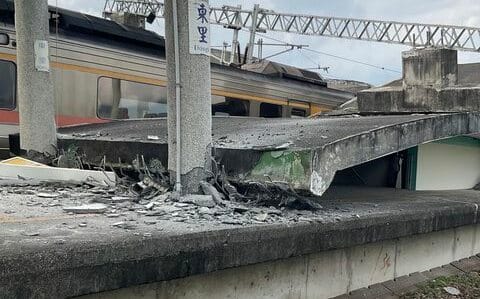 不斷更新》6.8強震！台鐵花東線東里站月台雨棚掉落 砸歪自強號20旅客脫困