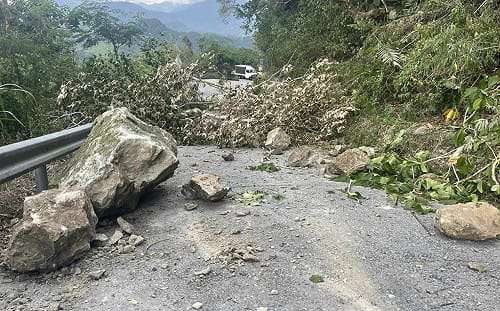 6.8強震！花蓮玉里「六十石山」坍塌 道路遭落石、土石掩埋中斷