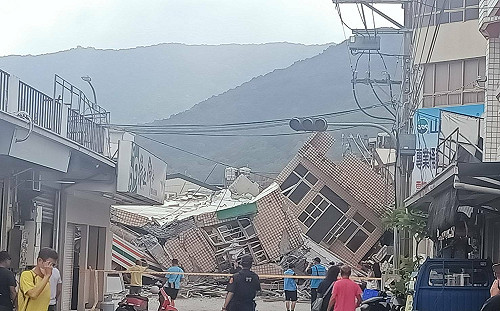 花蓮玉里大樓倒塌4人受困！已救出2人 搜救人員搶救中