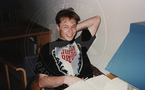 初戀女友賣「交往紀念物」賺515萬元！馬斯克推特換照表支持