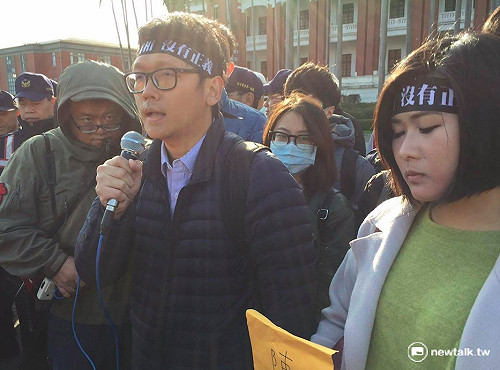 小年夜路過總統府 黨工控訴黨產會是黑機關
