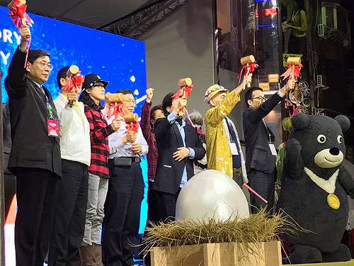 台北燈節點燈人車擠爆  柯P要民眾包涵