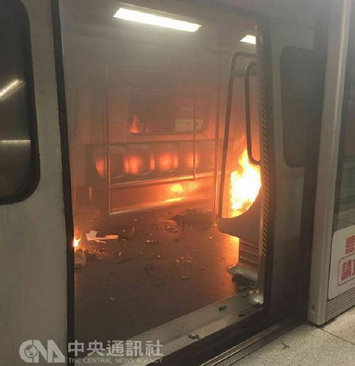 港鐵列車失火 警方：1傷者稱縱火排除恐攻