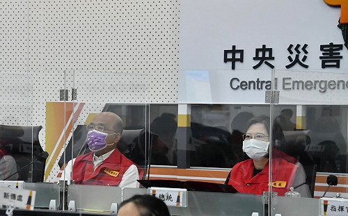 藍轟蔡英文冷血 賴坤成批無知：坐鎮災變中心是枯坐？一級開設還沒解除！