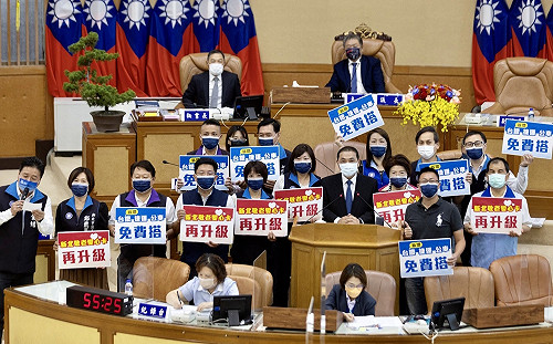 新北議會國民黨團籲補助敬老卡搭台鐵  侯友宜允研擬