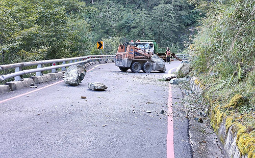 用路人注意！雨彈襲台 南橫公路多處落石