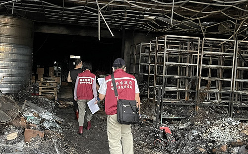 新莊鐵皮屋大火曝露非法繁殖場  新北動保處偕警消救出52犬隻