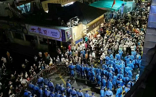 (影) 今年被封5次了! 深圳沙尾爆警民衝突 上千居民上街抗議要「解封」