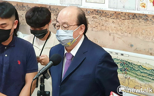 鍾東錦今與柯文哲合體 柯建銘批：黑白結合將成灰燼