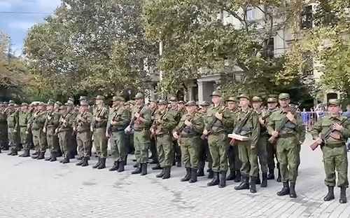 (影)公投入俄真的會被抓去當兵！克里米亞新兵因應「動員令」入伍