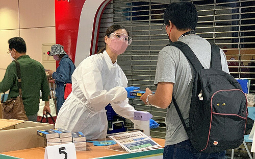 中重症144、死亡61！指揮中心：30多歲男「敗血症、呼吸窘迫」亡