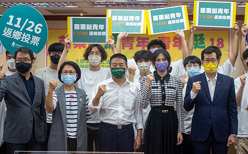 挺18歲公民權 綠委偕徐定禎號召民眾返鄉投票