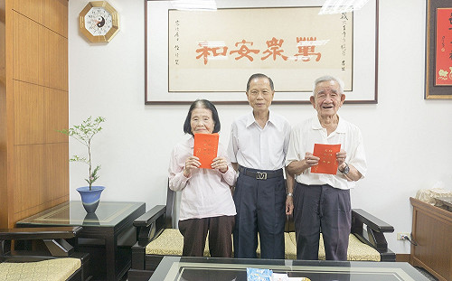 萬和宮敬老不落人後 致贈南屯區百歲人瑞1萬元禮金