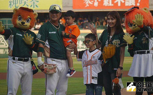 「TAKE」最後一役 兒子老婆來開球