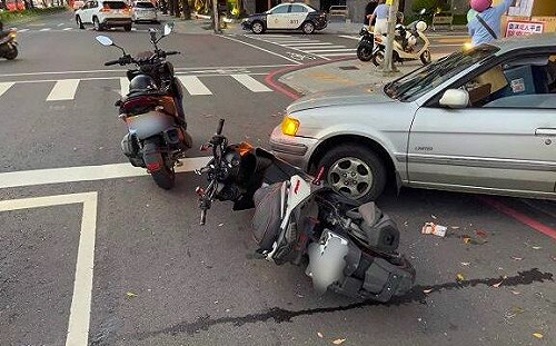 9旬翁暴衝倒車猛撞！母攜子逛街亡