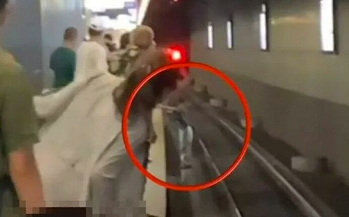 高雄男「跳月台」救手機！險些遭碾