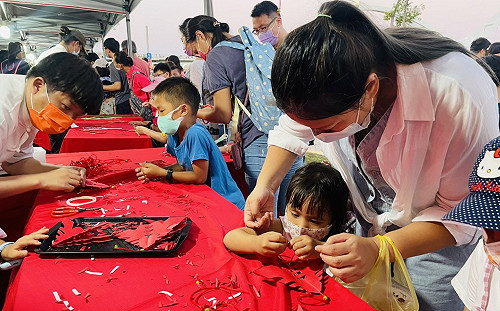 新北新莊「新月廣場」化身廟埕 布袋戲、歌仔戲熱鬧上演