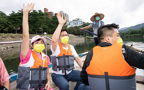 林佳龍偕陳乃瑜體驗碧潭人力擺渡  推廣優質精緻旅遊及美食