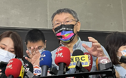 白橘心結？國慶典禮坐宋楚瑜隔壁互動冷 柯文哲喊：挑撥離間