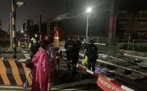 中年婦機車卡鐵軌！害新自強號撞上