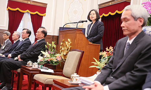 蔡英文：政府順利運作 都是公務員努力成果