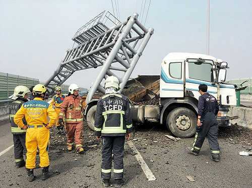 砂石車爆胎暴衝  門架無辜幾全倒