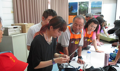 台中市政府環保局免費教市民修雨傘
