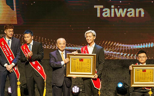 炎亞綸以本名吳庚霖獲選十大傑出青年：2016年爭取婚姻平權給我最大醒覺