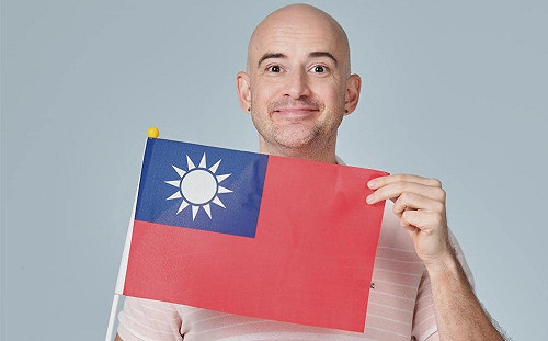 吳鳳國慶舉台灣國旗！憶來台16年回憶：為自己的國家驕傲