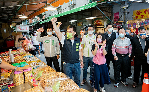 新莊宏泰市場掃街支持者放鞭炮力挺 林佳龍早晚續入市場爭取支持