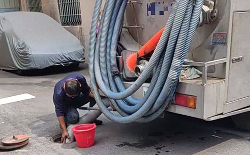 水肥車非法任意偷排 高市環保局跟監逮現行犯