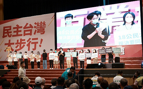 高市學生民主聯盟現身造勢大會　感謝陳其邁挺18歲公民權