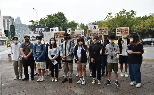 高雄學生民主聯盟街頭喊出心聲：18公民力，複決要同意！