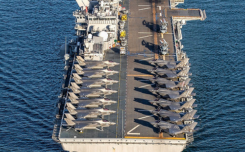 「閃電航艦」概念驗證！第7艦隊司令：顯示F-35B與正規航艦配合及盟友協同操作能力