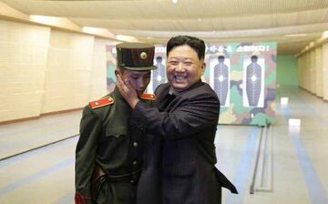 尷尬癌發作！金正恩撫摸「關愛」太濃烈 北韓學生全身僵住不敢動