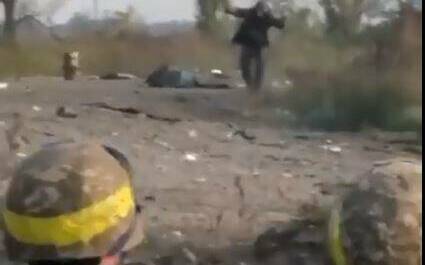 (影)俄軍高舉雙手走向烏克蘭軍隊畫面曝光! 澤連斯基：投降就能活命