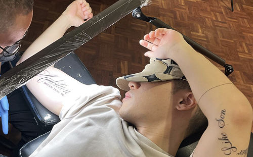 周湯豪打赤膊曬新刺青！粉絲大喊：露點了