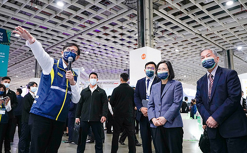 綠能新趨勢！「全白儲能貨櫃」維持電網穩定  蔡英文也被吸引