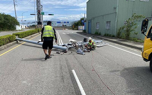 「尼莎」影響強風不斷！苗栗北橫頭份路段指示牌被吹倒