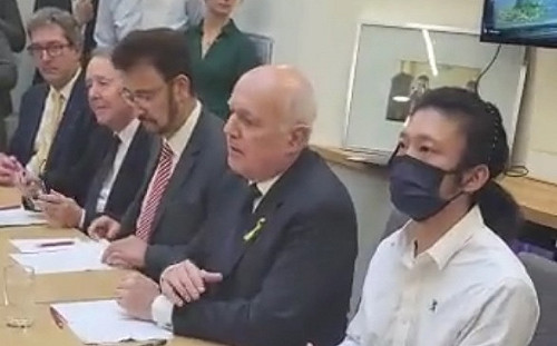 中駐英領事館施暴受害者露面 控野蠻行為不放棄示威