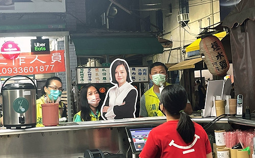 湯詠瑜搶救人形立牌出動！力拼前新苓婦女保障關鍵一席