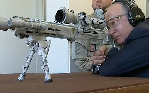 被罵沒訓練就送兵上戰場 普丁視察軍事基地 親自射擊狙擊步槍